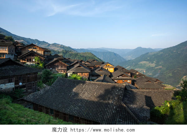 梯田旁的山顶房屋群是典型的中国少数民族村落和家园美好乡村广西